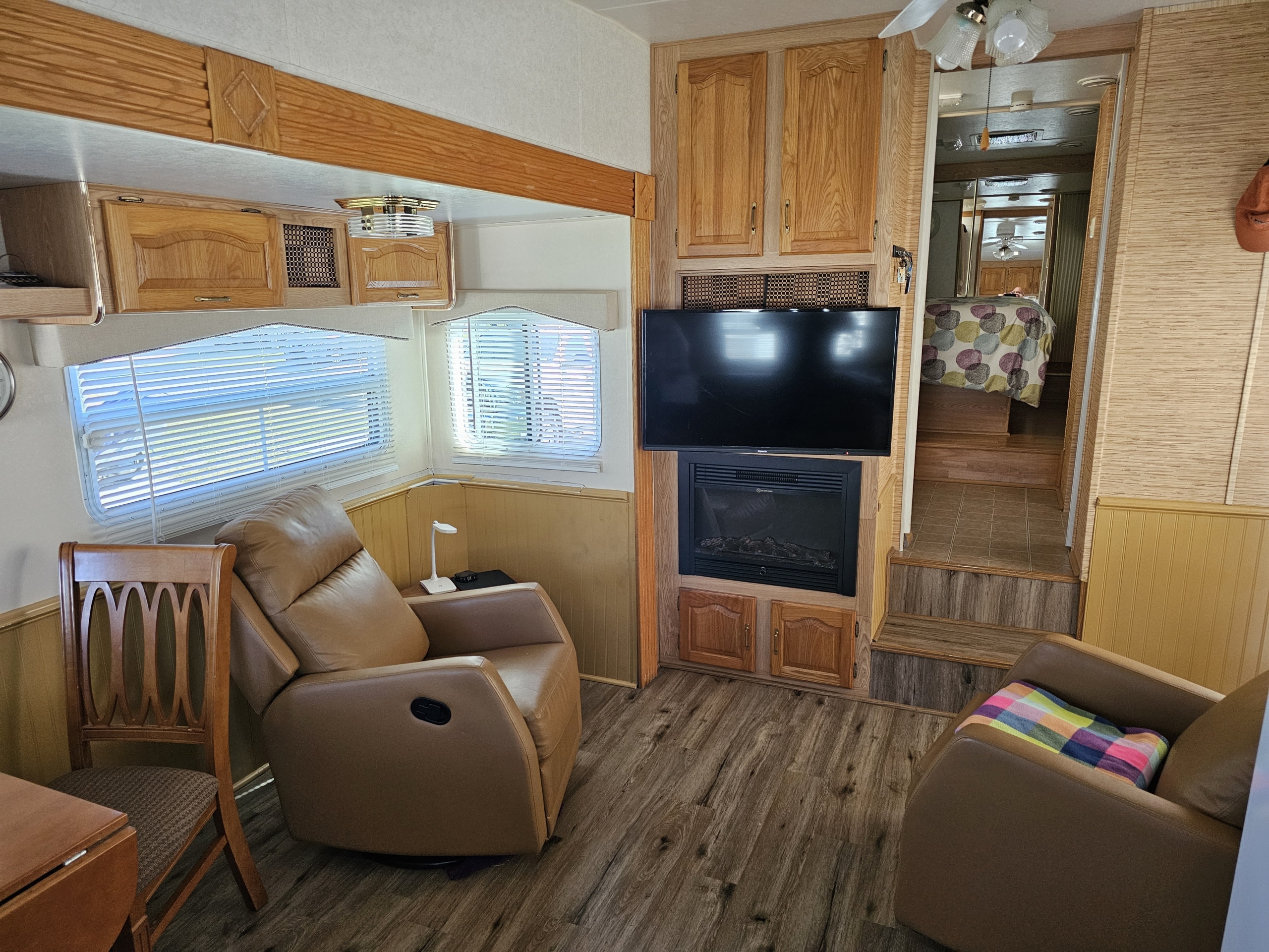 11 - Livingroom - Front - 306